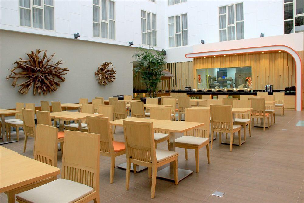 Harris Hotel Raya Kuta Lombok Exterior foto