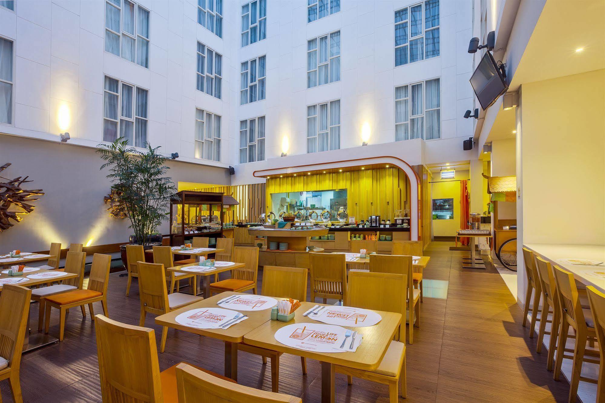Harris Hotel Raya Kuta Lombok Exterior foto
